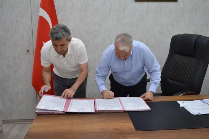 Ceyhan’da İhtiyaç Sahiplerine Sıcak Yemek Desteği: Kaymakamlık ve Kızılay’dan Dev İş Birliği