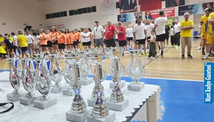Adanalı Veteran Hentbolcular Burhaniye’de Şampiyon Oldu 