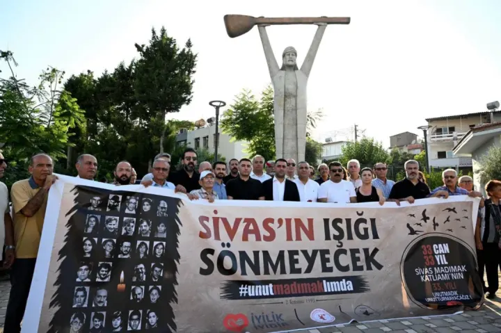 KATLEDİLENLER ÇUKUROVA’DA MADIMAK PARKI’NDA ANILDI  