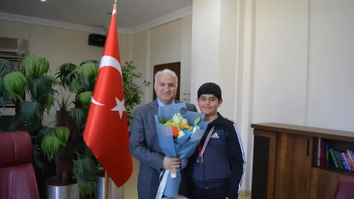 Ceyhan Kaymakamı Kurtyemez, İl İkincisi Olan Çim Hokeyi Takımını Kabul Etti 