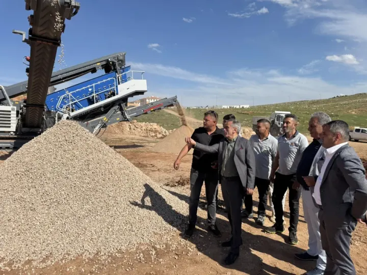 Tufanbeyli’de Yol Seferberliği: Taş Kırma Tesisi Üretime Başladı 