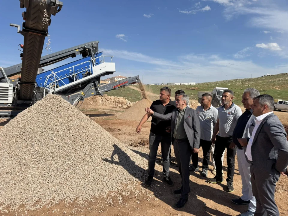 Tufanbeyli’de Yol Seferberliği: Taş Kırma Tesisi Üretime Başladı 