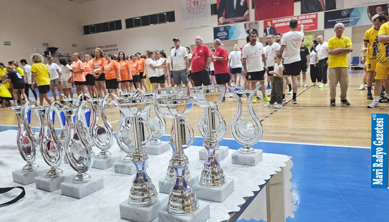 Adanalı Veteran Hentbolcular Burhaniye’de Şampiyon Oldu 