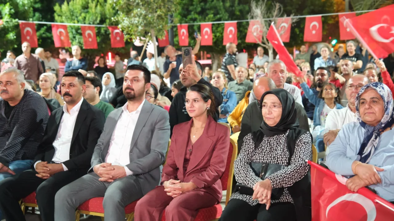 Ceyhan’da Cumhuriyet Coşkusu Zirveye Çıktı: Atatürk ve Kadın Defilesi Göz Kamaştırdı!