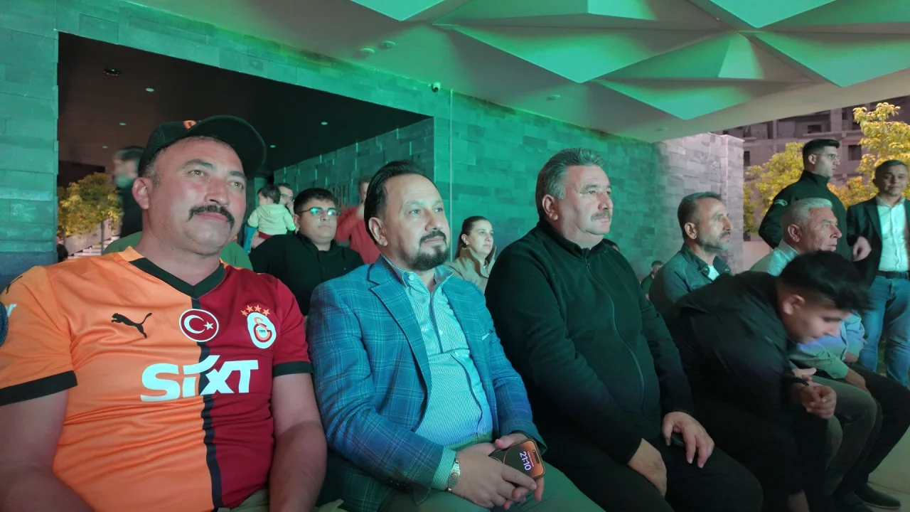 SARIÇAM’DA DERBİ COŞKUSU FERDİ TAYFUR SANAT MERKEZİ VE MÜZESİNDE YAŞANDI 