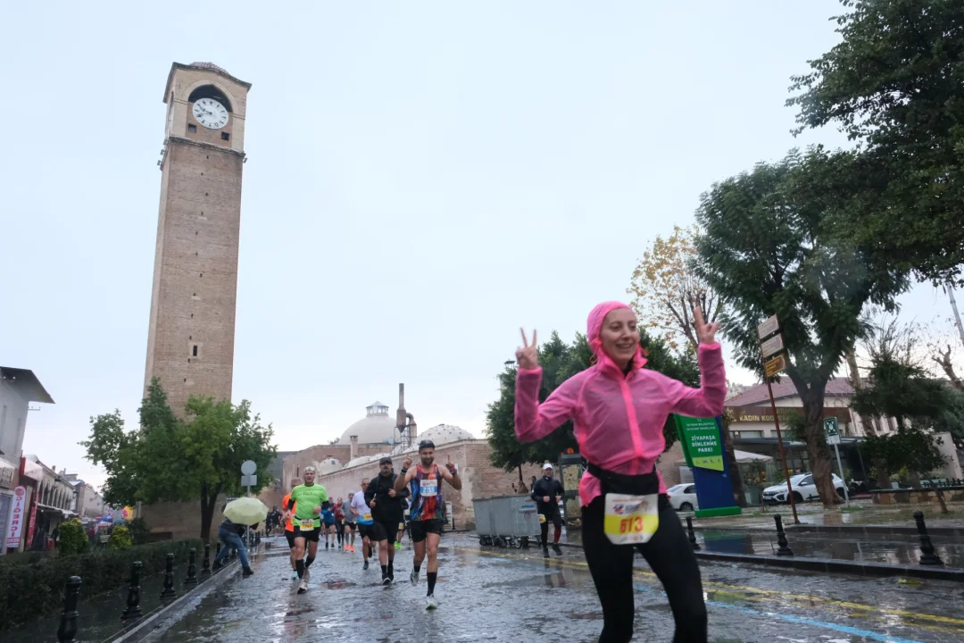 Adana’da 16. Uluslararası Kurtuluş Yarı Maratonu yağmur altında koşuldu 