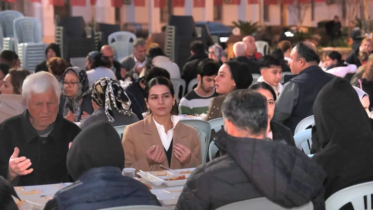 Ceyhan’da Binlerce Kişi Belediyenin 15. İftar Programında Buluştu