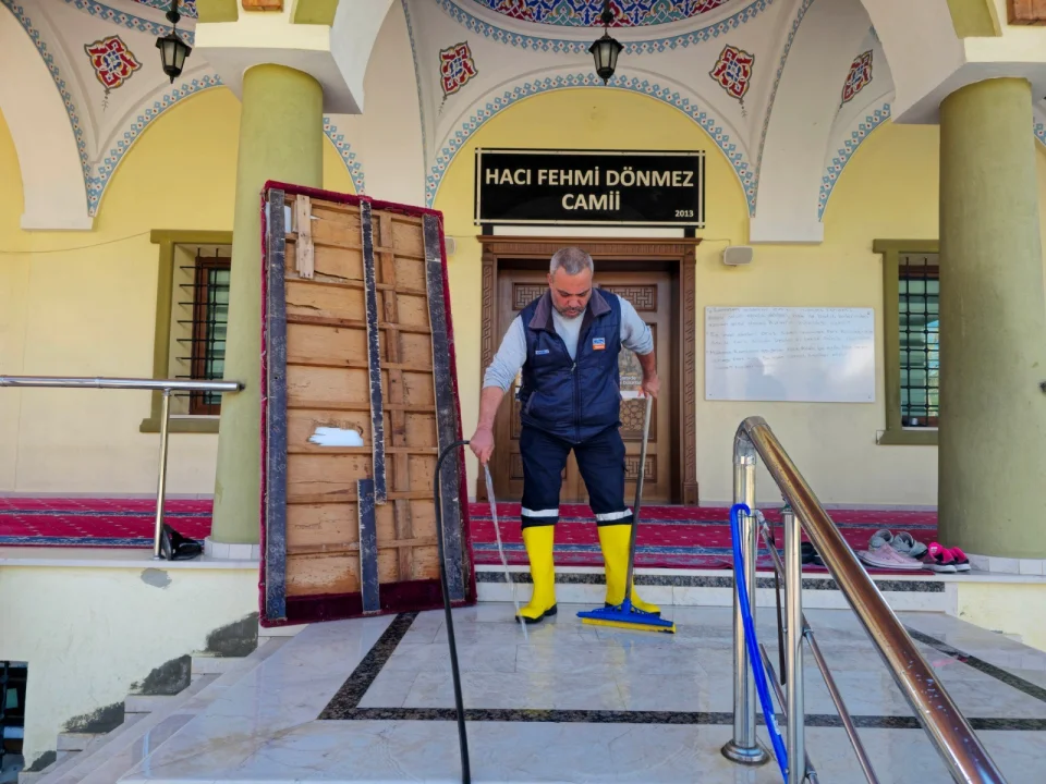 Çukurova’da camiler Ramazan Bayramı öncesi temizleniyor 