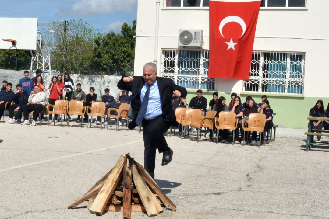 Ceyhan’da Nevruz Coşkusu: Kaymakam Kurtyemez Öğrencilerle Buluştu