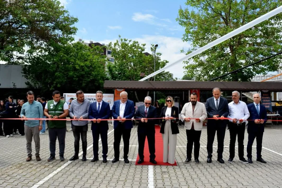 Ceyhan’da Genç Mucitlerin Gurur Günü: TÜBİTAK 4006 Bilim Fuarı Açıldı!