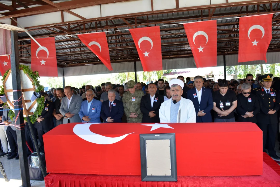 CEYHAN ŞEHİDİNİ DUALARLA SON YOLCULUĞUNA UĞURLADI