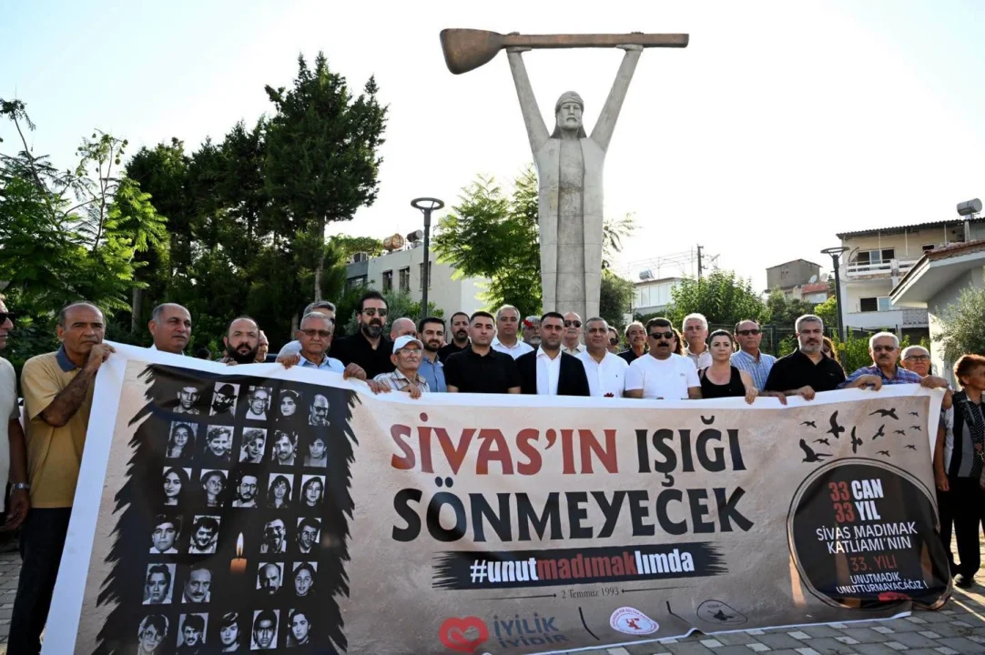 KATLEDİLENLER ÇUKUROVA’DA MADIMAK PARKI’NDA ANILDI  