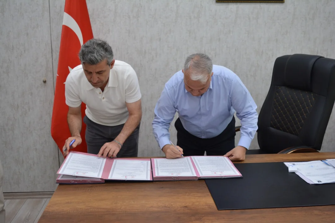 Ceyhan’da İhtiyaç Sahiplerine Sıcak Yemek Desteği: Kaymakamlık ve Kızılay’dan Dev İş Birliği