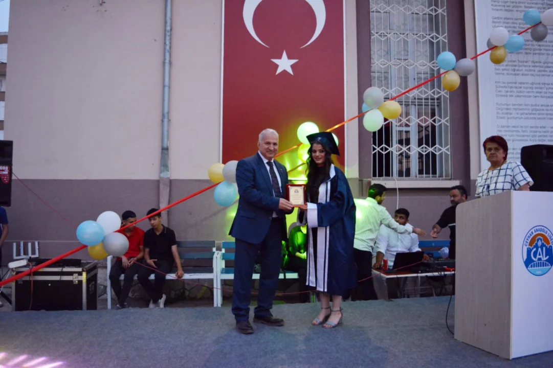 Ceyhan Anadolu Lisesi'nde Mezuniyet Coşkusu 